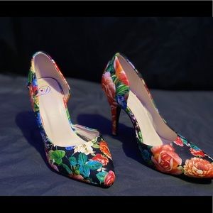 Floral shoes in good condition